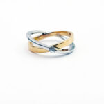 bague entrecroisé en or blanc et or jaune serti d un diamant au centre