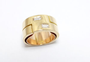 bague en or jaune 18 carats anneau large avec un ressort et deux diamant baguettes