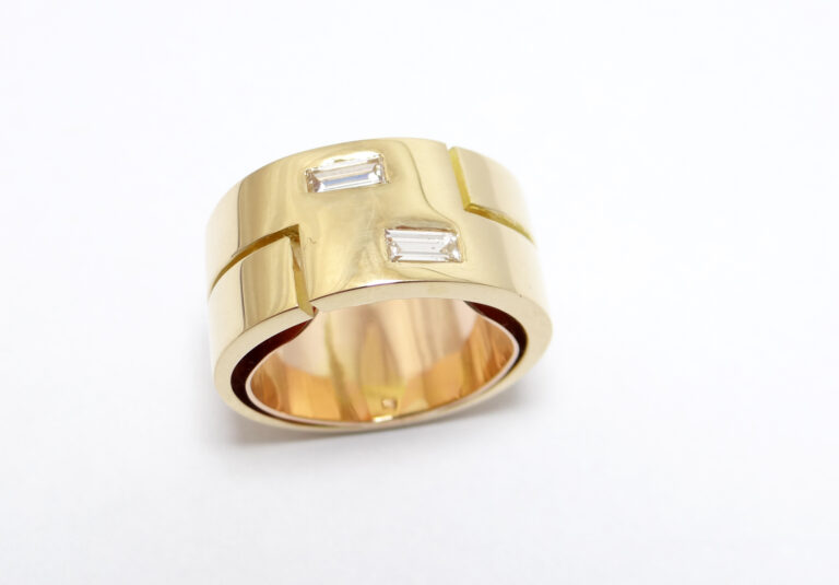 bague en or jaune 18 carats anneau large avec un ressort et deux diamant baguettes