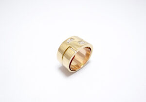 bague en or jaune 18 carats anneau large avec un ressort et deux diamant baguettes