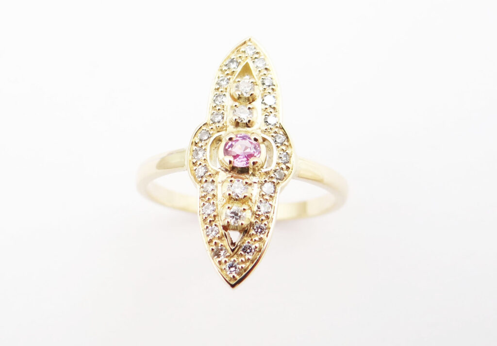 bague marquise en or jaune 18 carats au centre une tourmaline rose et autour des diamants serti