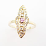 bague marquise en or jaune 18 carats au centre une tourmaline rose et autour des diamants serti