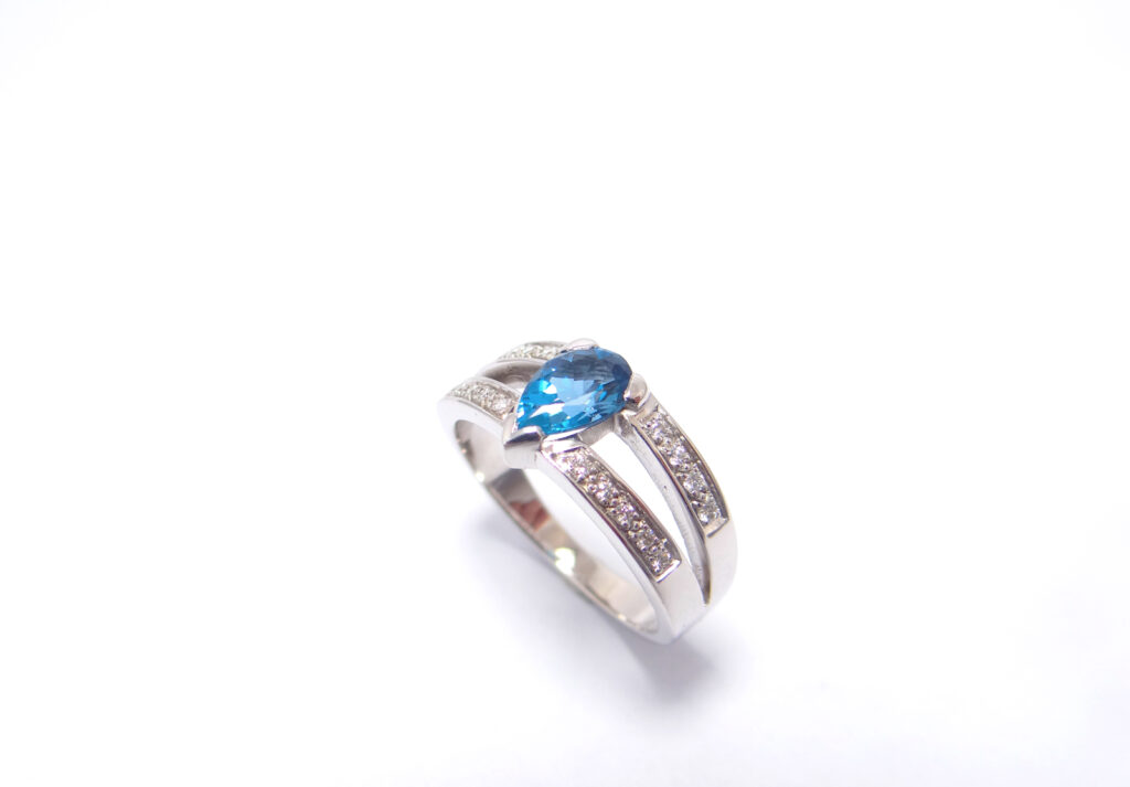 bague zircon bleue poire au centre serti de diamant sur le corps