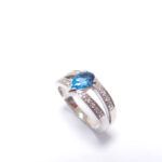 bague zircon bleue poire au centre serti de diamant sur le corps