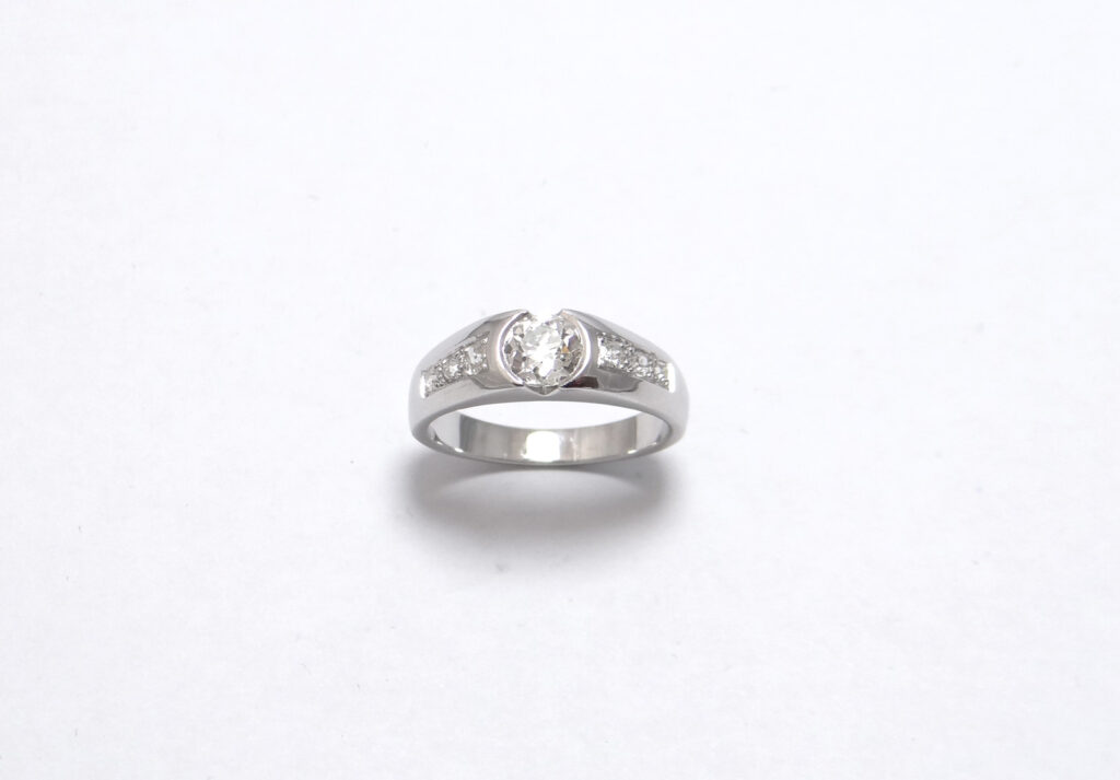 bague diamant 0.50 centimes de carats avec des diamants baguettes sur le corps