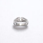 bague diamant 0.50 centimes de carats avec des diamants baguettes sur le corps