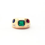 bague jonc en or jaune 18 carats serti d'une émeraude un rubis poire un diamant triangle un saphir rond