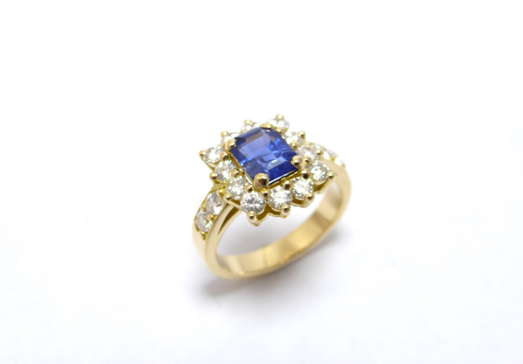 bague maarquise en or jaune 18 carats au centre un saphir et diamant autour