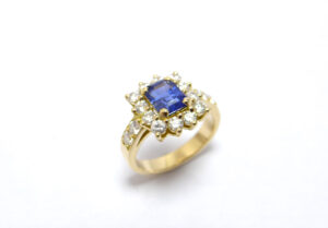 bague maarquise en or jaune 18 carats au centre un saphir et diamant autour