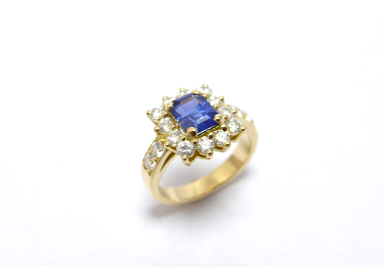bague maarquise en or jaune 18 carats au centre un saphir et diamant autour