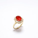 bague opale de feu 3 carats ovale entouré de diamant serti monture or jaune
