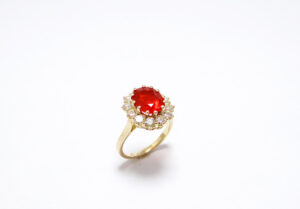 bague opale de feu 3 carats ovale entouré de diamant serti monture or jaune