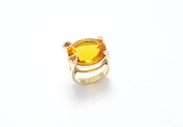 grosse bague citrine 12/8m serti en griffes et deus ceur cirtine serti deux griffes