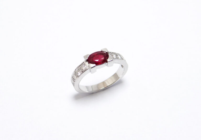 bague rubis ovale en serti griffes avec des diamants ronds de chaques cotés