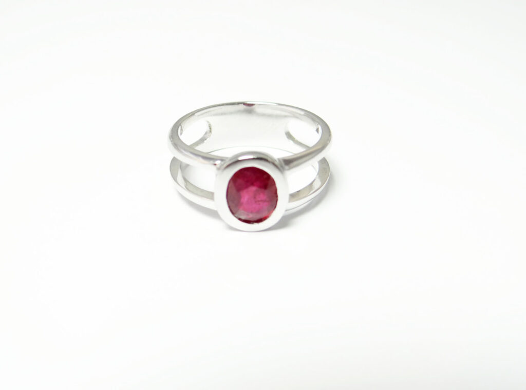 bague rubis ovale 10/8mm monture or blanc 18 carats