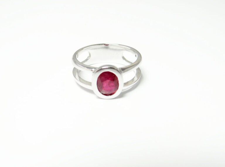 bague rubis ovale 10/8mm monture or blanc 18 carats
