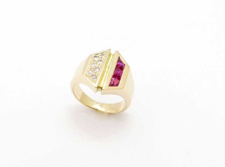 bague art déco diamants et rubis monture en or jaune 18 carats