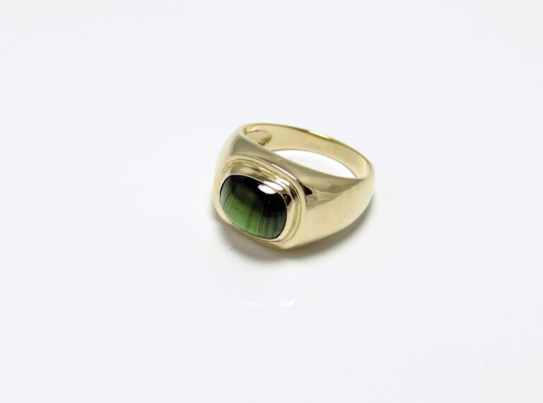 bague tourmaline verte cabochon serti clos monture or jaune 18 carats