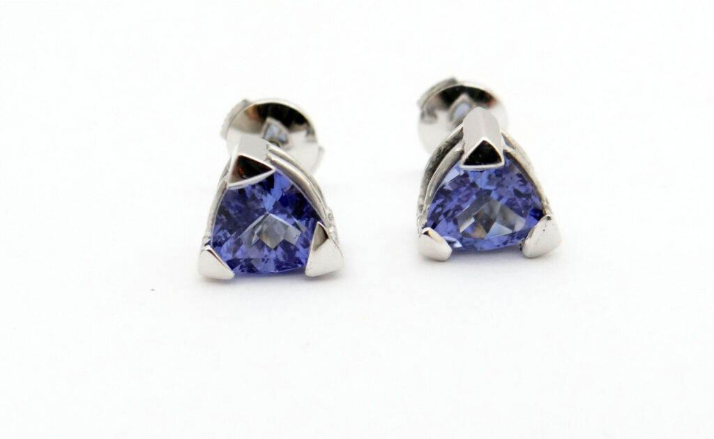 boucles d oreilles tanzanite troida monture en or blanc avec un systeme de fermeture alpa