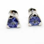 boucles d oreilles tanzanite troida monture en or blanc avec un systeme de fermeture alpa