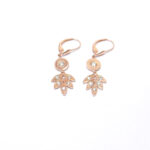 boucles d oreilles en or rose 18 carats serti de diamants représentant une feuilles