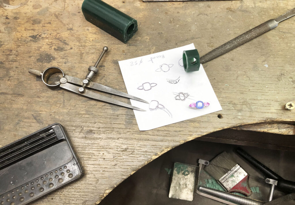 maquette en cire d une bague tanzanite coussin 3 carats et deux saphir rose poire de chaque cotés monture