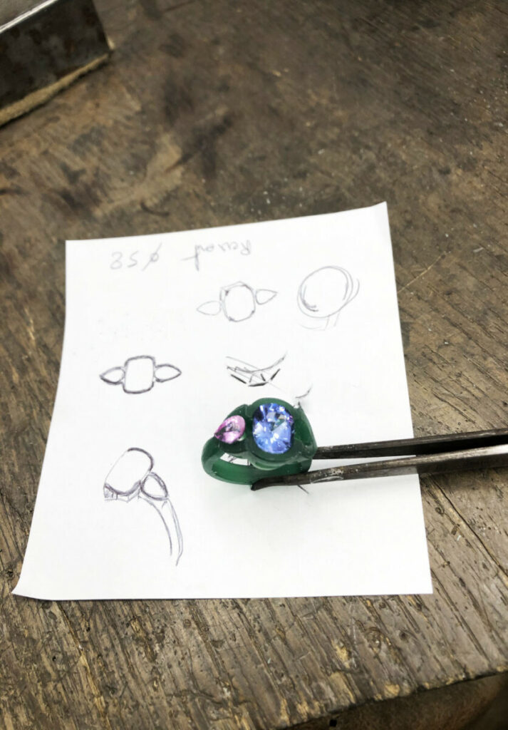 croquis et maquette en cire d'une bague pour une tanzanite et deux saphirs rose poire future bague en or