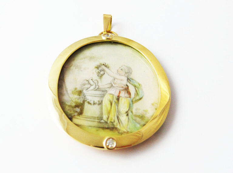 pendentif avec porcelaine en or jaune 18 carats et deux diamant sertis