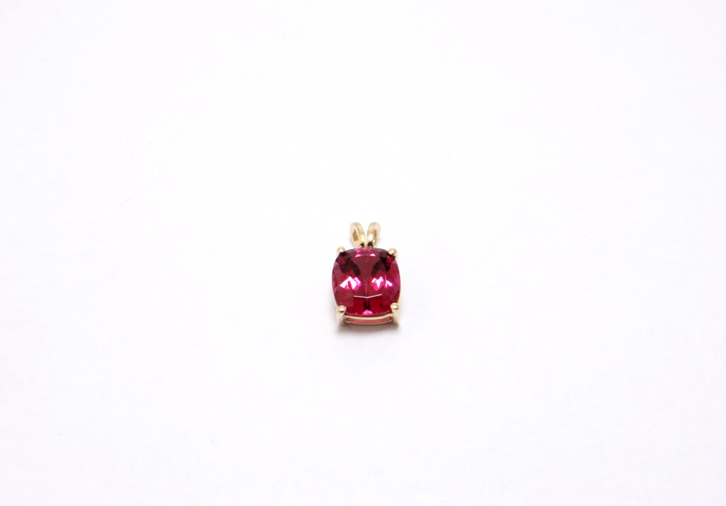 pendentif grenat rhodolite coussin monté sur chaton or jaune 18 carats 4 griffes