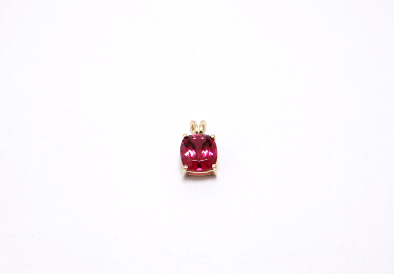 pendentif grenat rhodolite coussin monté sur chaton or jaune 18 carats 4 griffes