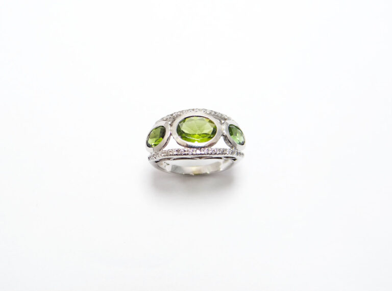 bague en or blanc 18 carats avec trois tourmaline verte et diamants serti sur les cotés