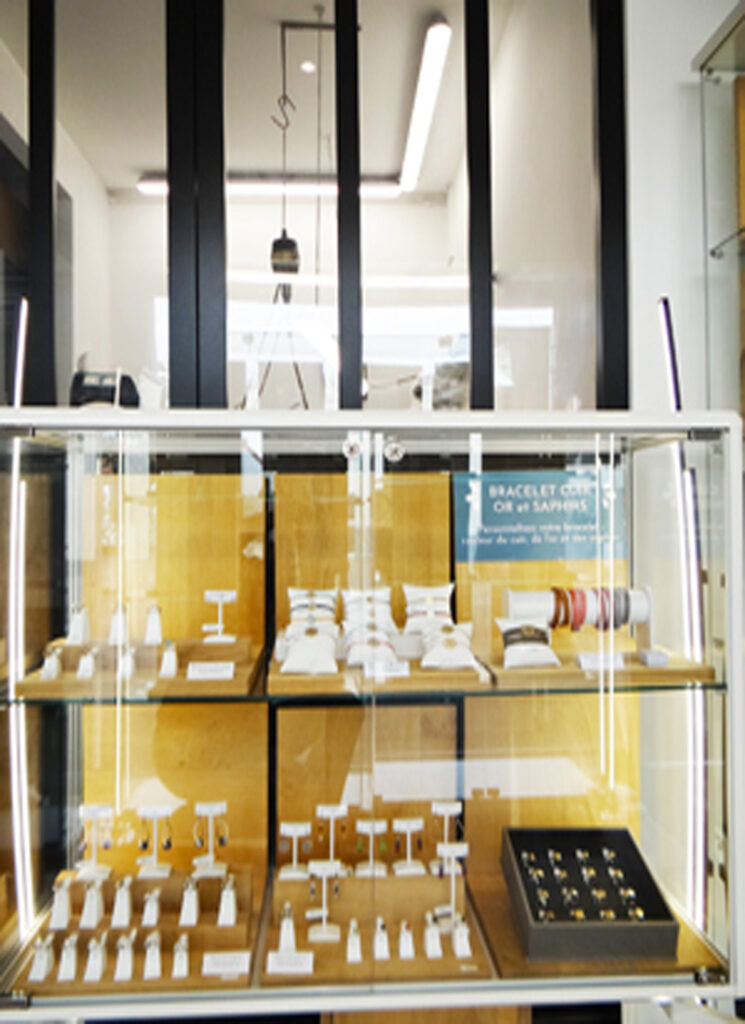 vitrine de bijoux avec des bague diamants des chevalières des bracelets