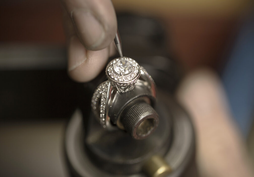 sertissage d'une bague or palladié avec des diamants rond