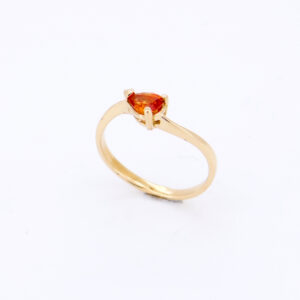 bague avec au centre un saphir orange de forme poire 5/3mm serti sur trois griffes