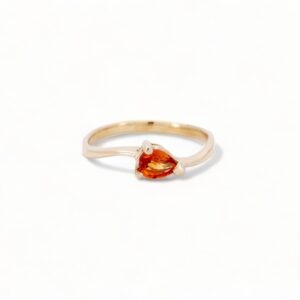 bague vague avec au centre un saphir orange très bien taillé monté sur or jaune 18 carats