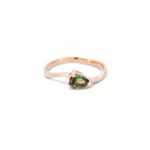 bague vague avec au centre un saphir vert en forme de poire 5/3 mm serti sur trois griffes modèle intemporelle