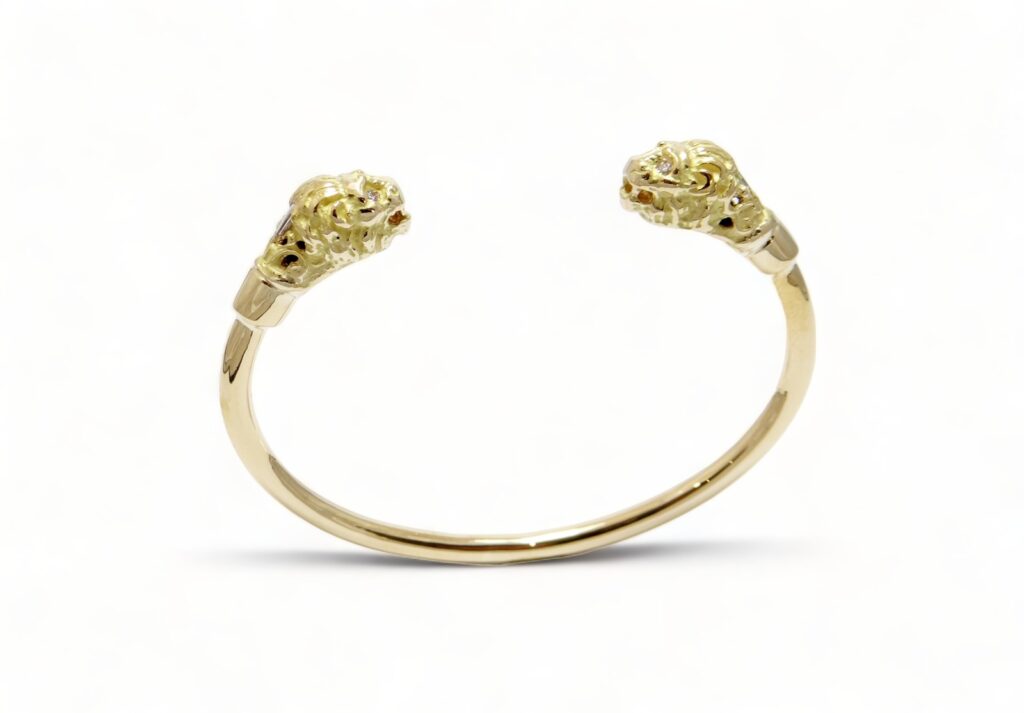 bracelet ouvert en or jaune 18 carats massif avec deux tête de lion serti de diamants dans les yeux
