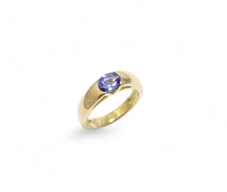 Bague en or jaune 750 et saphir Ceylan ovale 7/5 mm.