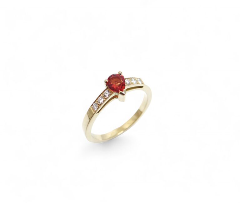 Bague saphir orange  diamants or jaune.