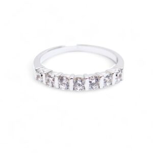 alliance demi tour avec des diamants ronds en sertie barrettes bague de mariage