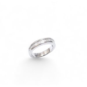 alliance demi tour diamants baguettes serti rails monture or blanc 18 carats