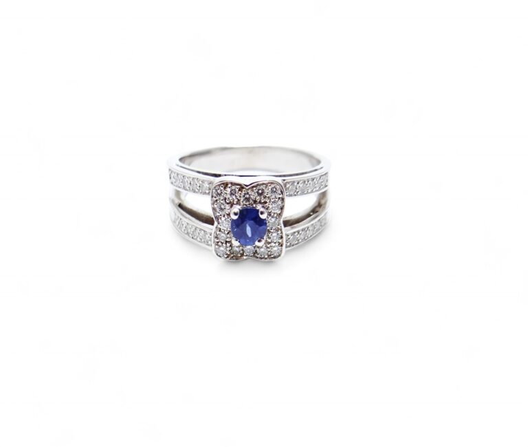 Bague trèfle en or blanc 18 carats saphir Ceylan et diamants.