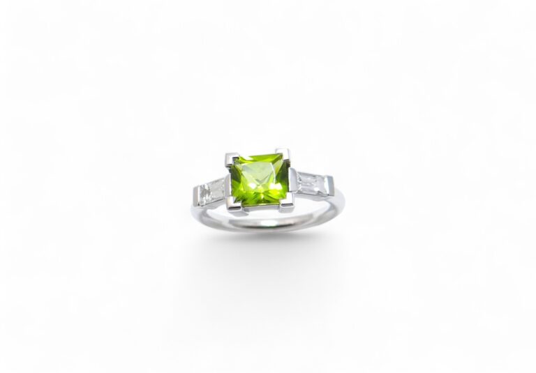 Bague Péridot et Diamants en Or Blanc 18 Carats