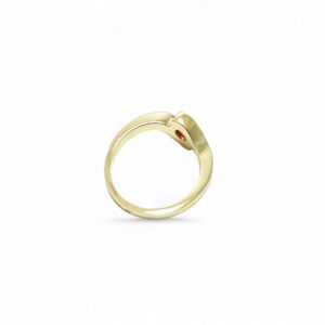 saphir rose ovale serti sur une bague en or jaune semi clos