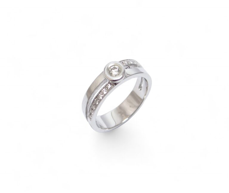 Bague or blanc 18 carats et diamants.