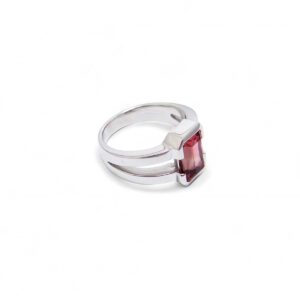 tourmaline rectangle a pan coupé rose monté sur bague en or blanc serti semi clos