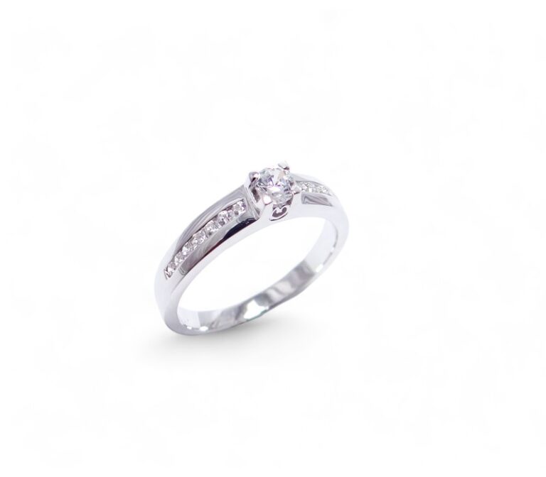 Bague solitaire or blanc 18 carats serti de diamants 0.33 ct.