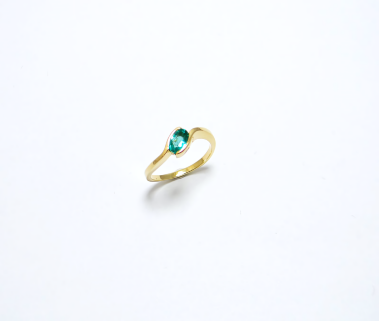 Bague en or jaune 18 carats et émeraude