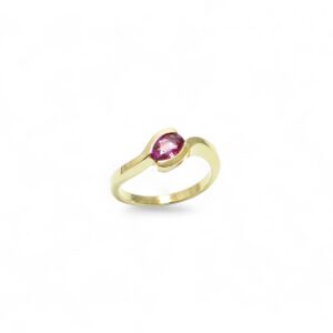 saphir or rose serti en semi clos sur une bague en or jaune