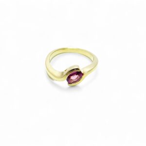 bague saphir rose 6 / 4 mm serti en semi clos sur une bague en or jaune en vente